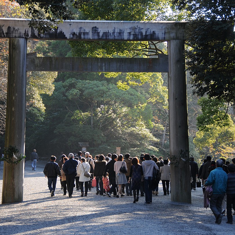 DSC_5065 Ise (bis 1955 Ujiyamada) ist eine Stadt in der Präfektur Mie auf der japanischen Hauptinsel Honshu. Sie liegt an der Isebucht, südlich von Nagoya. Die Stadt...