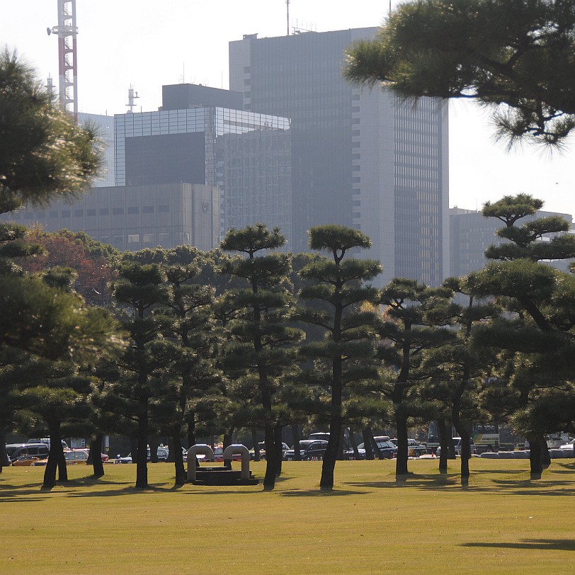 DSC_5933 Die Kokyo (dt. Kaiserliche Residenz), auch Kaiserpalast von Tokio, ist die Residenz des Tenno, des japanischen Kaisers. Die kaiserliche Residenz liegt im...