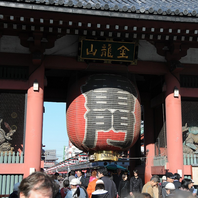 DSC_6061 Senso-ji (jap. Kinryu-zan Sensoji) ist ein buddhistischer Tempel in Asakusa, Tokio. Es ist Tokios ältester und bedeutendster Tempel.