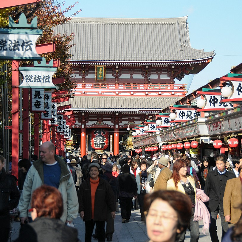 DSC_6066 Senso-ji (jap. Kinryu-zan Sensoji) ist ein buddhistischer Tempel in Asakusa, Tokio. Es ist Tokios ältester und bedeutendster Tempel.