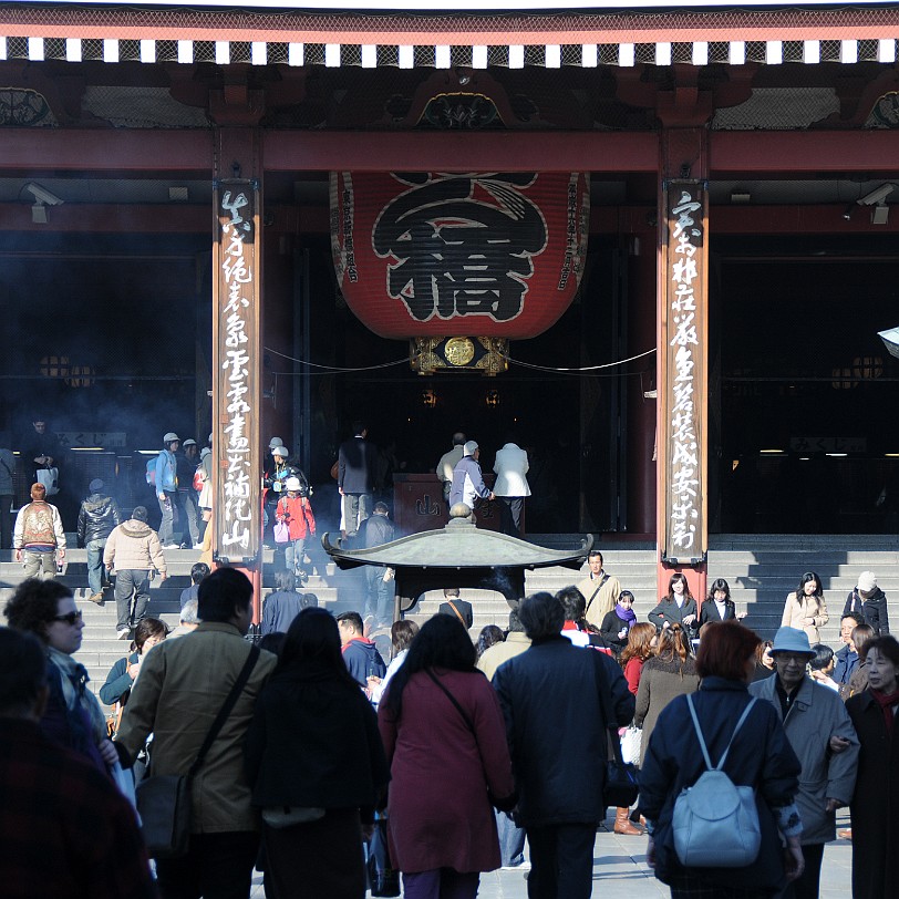 DSC_6079 Senso-ji (jap. Kinryu-zan Sensoji) ist ein buddhistischer Tempel in Asakusa, Tokio. Es ist Tokios ältester und bedeutendster Tempel.