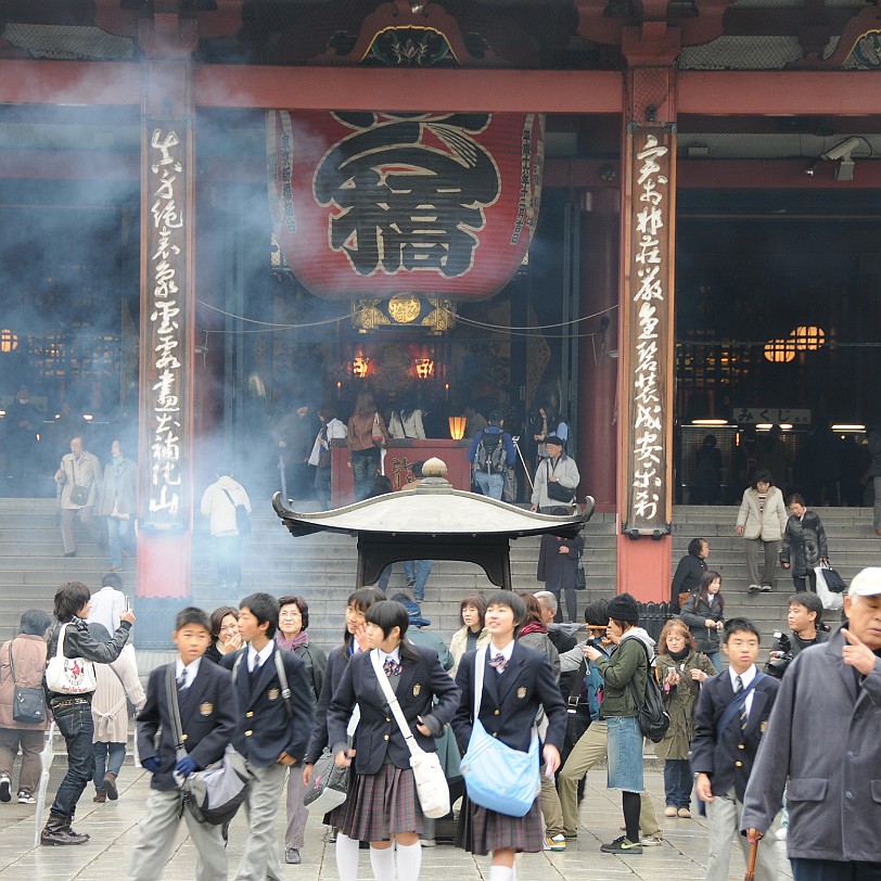 DSC_6456 Senso-ji (jap. Kinryu-zan Sensoji) ist ein buddhistischer Tempel in Asakusa, Tokio. Es ist Tokios ältester und bedeutendster Tempel.