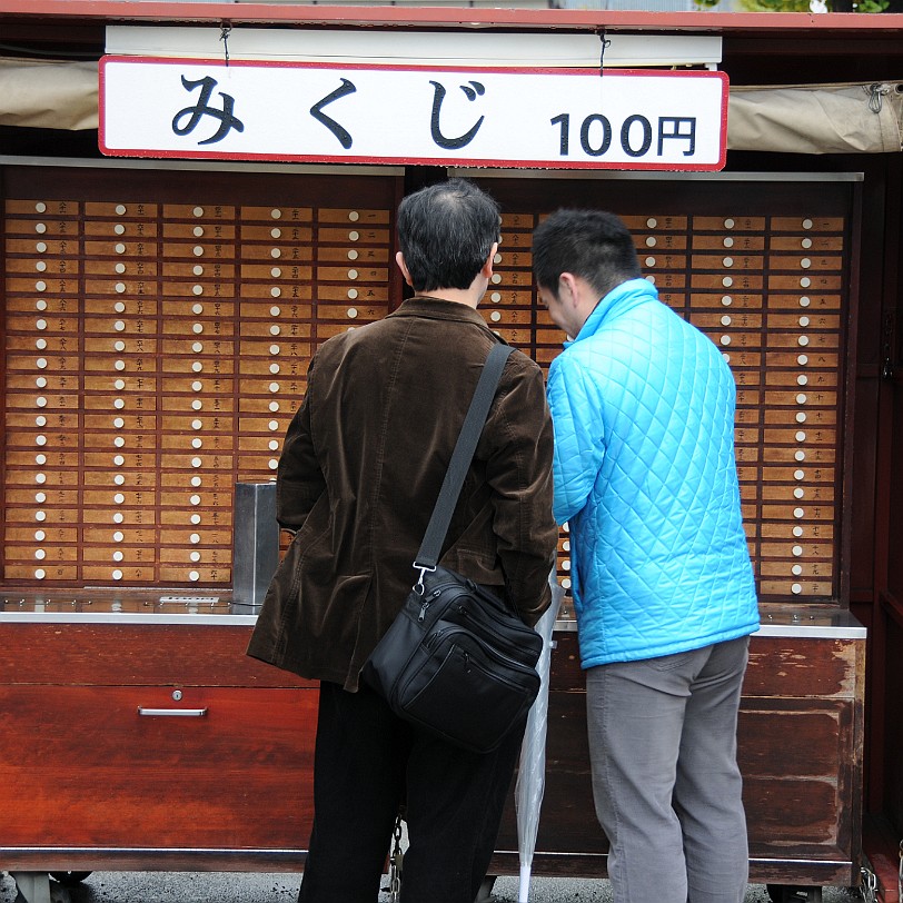 DSC_6457 Senso-ji (jap. Kinryu-zan Sensoji) ist ein buddhistischer Tempel in Asakusa, Tokio. Es ist Tokios ältester und bedeutendster Tempel.