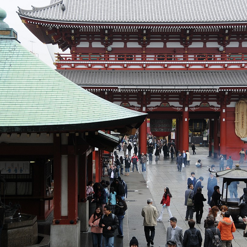 DSC_6465 Senso-ji (jap. Kinryu-zan Sensoji) ist ein buddhistischer Tempel in Asakusa, Tokio. Es ist Tokios ältester und bedeutendster Tempel.