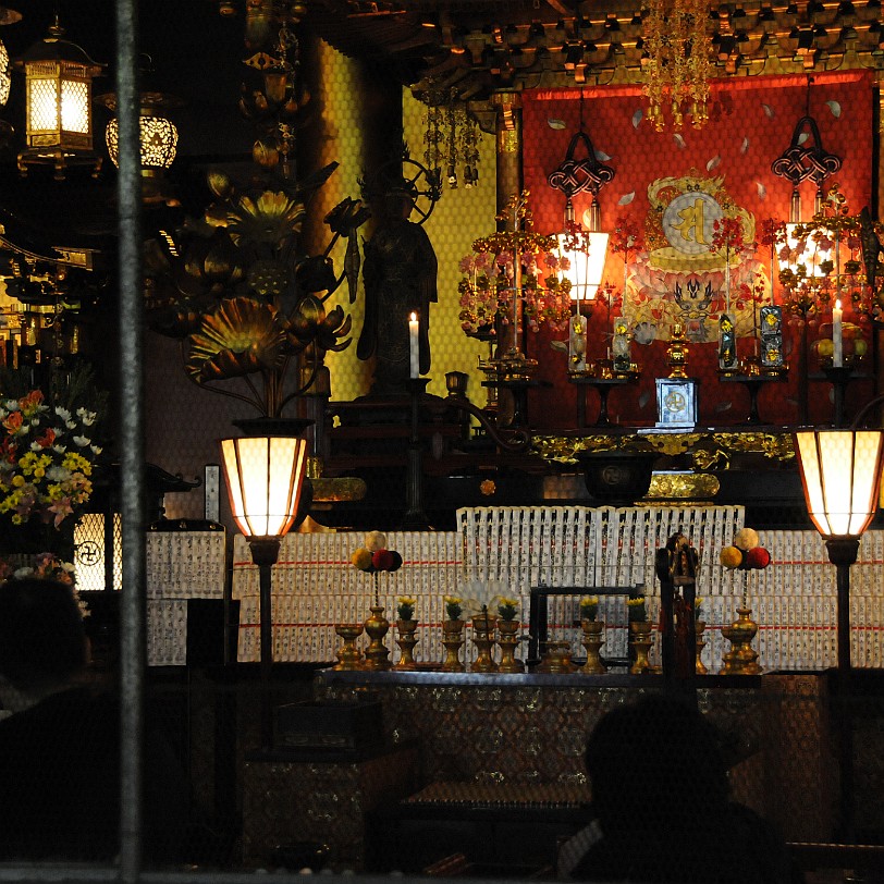 DSC_6468 Senso-ji (jap. Kinryu-zan Sensoji) ist ein buddhistischer Tempel in Asakusa, Tokio. Es ist Tokios ältester und bedeutendster Tempel.