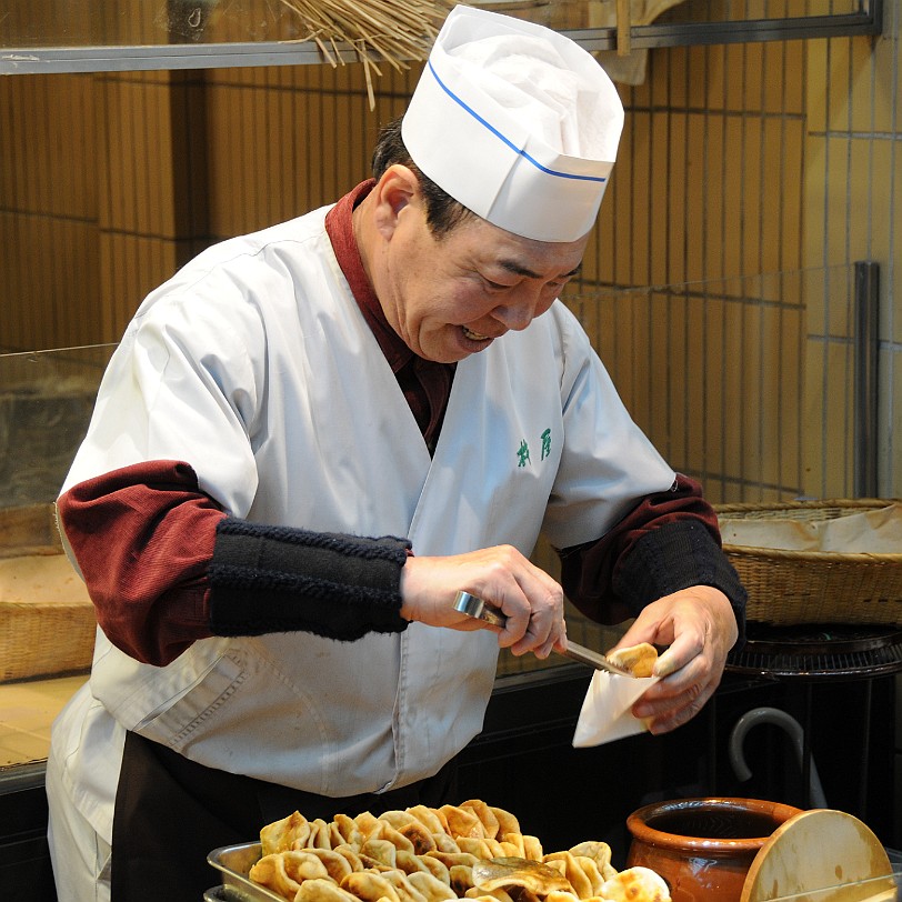 DSC_6621 Zu beiden Seiten des Nakamise-dori, der Straße zwischen dem kaminari-mon und dem eigentlichen Tempel, befinden sich kleine Verkaufsstände, die Souvenirs...