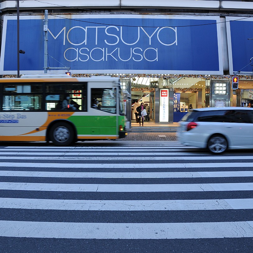 DSC_6623 Zu beiden Seiten des Nakamise-dori, der Straße zwischen dem kaminari-mon und dem eigentlichen Tempel, befinden sich kleine Verkaufsstände, die Souvenirs...