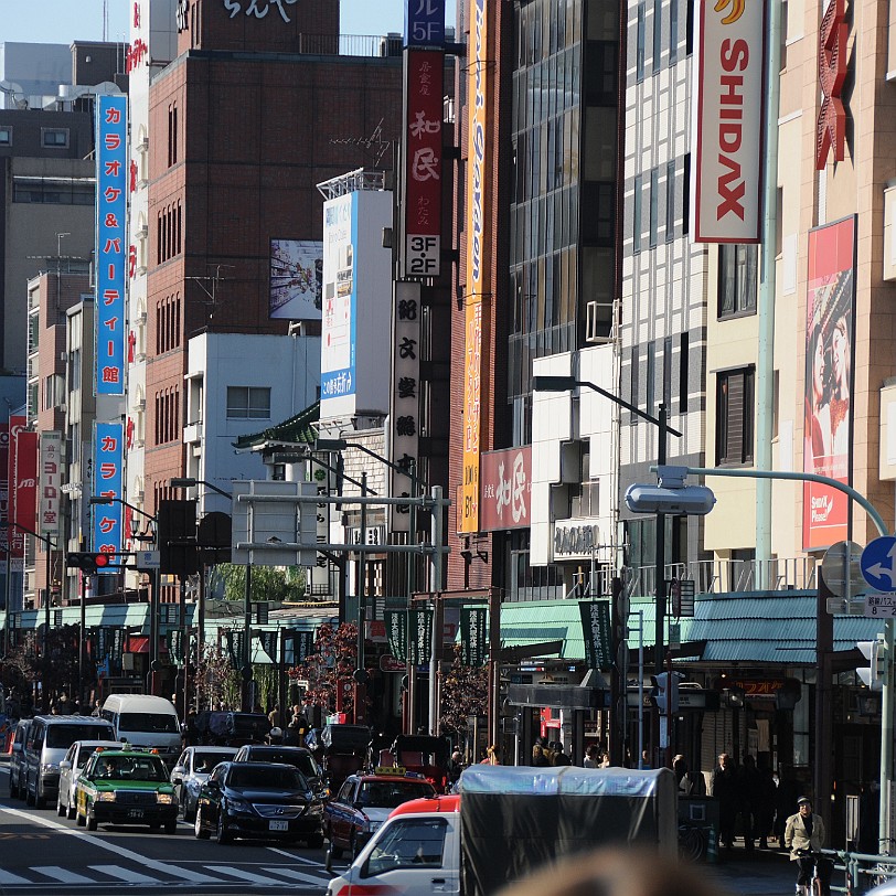 DSC_6058 Asakusa (ausgesprochen Asak'sa, dt. flaches Gras) ist ein Stadtteil im Tokioter Stadtbezirk Taito. Asakusa liegt am östlichen Ende der Tokyo Metro Ginza-Linie,...