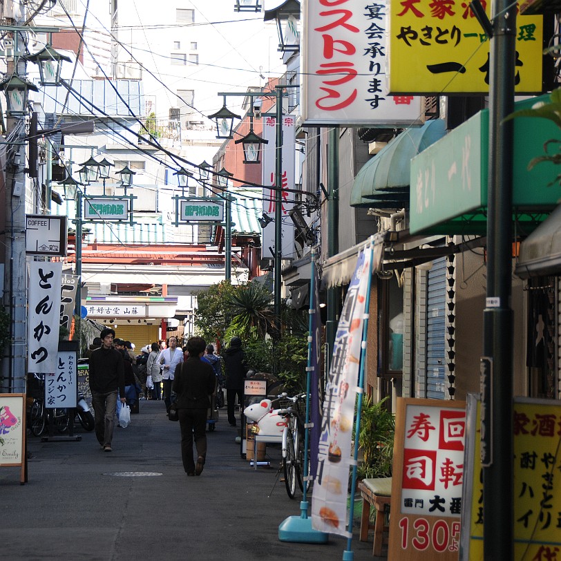 DSC_6063 Asakusa (ausgesprochen Asak'sa, dt. flaches Gras) ist ein Stadtteil im Tokioter Stadtbezirk Taito. Asakusa liegt am östlichen Ende der Tokyo Metro Ginza-Linie,...