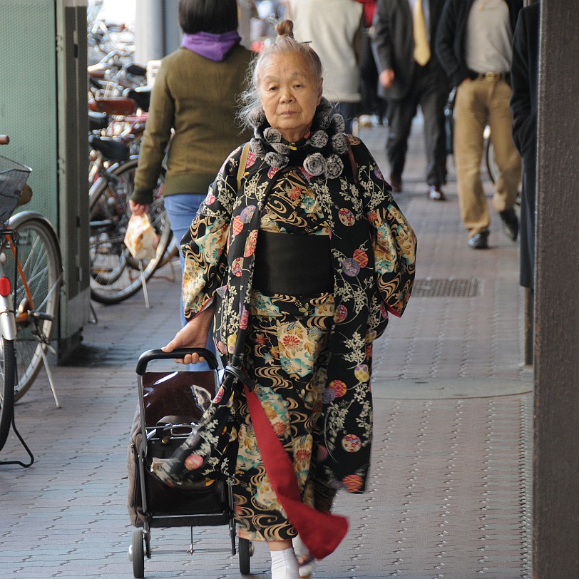 DSC_6089 Asakusa (ausgesprochen Asak'sa, dt. flaches Gras) ist ein Stadtteil im Tokioter Stadtbezirk Taito. Asakusa liegt am östlichen Ende der Tokyo Metro Ginza-Linie,...