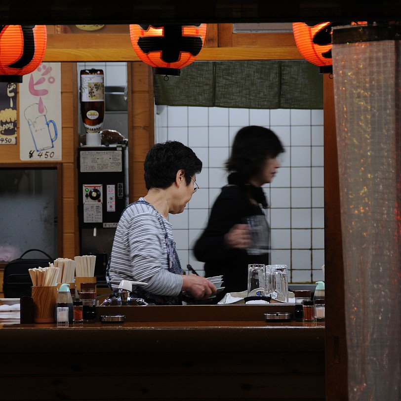 DSC_6405 Asakusa (ausgesprochen Asak'sa, dt. flaches Gras) ist ein Stadtteil im Tokioter Stadtbezirk Taito. Asakusa liegt am östlichen Ende der Tokyo Metro Ginza-Linie,...