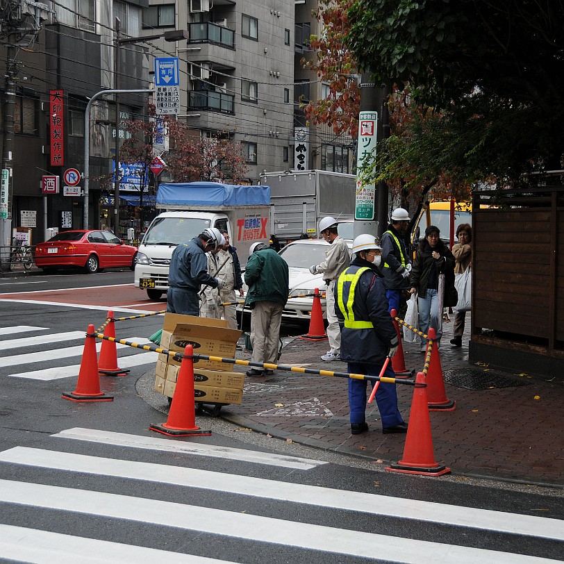 DSC_6414 Asakusa (ausgesprochen Asak'sa, dt. flaches Gras) ist ein Stadtteil im Tokioter Stadtbezirk Taito. Asakusa liegt am östlichen Ende der Tokyo Metro Ginza-Linie,...