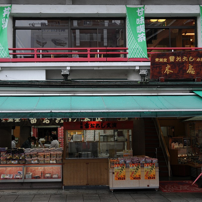 DSC_6419 Asakusa (ausgesprochen Asak'sa, dt. flaches Gras) ist ein Stadtteil im Tokioter Stadtbezirk Taito. Asakusa liegt am östlichen Ende der Tokyo Metro Ginza-Linie,...