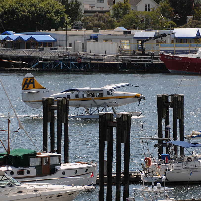 DSC_1512 Kanada; British Columbia; Vancouver Island; Victoria Der Inner Harbour selbst ist immer noch Mittelpunkt der Stadt. Im Hafen legen immer noch Fähren an, wenn...