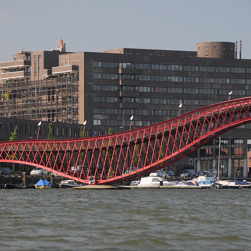 DSC_9317 Spektakulär Die beiden Stahlbrücken überspannen das 93 Meter breite Spoorwegbassin und verbinden die Halbinseln Sporenburg und Borneo miteinander. Die zentrale...