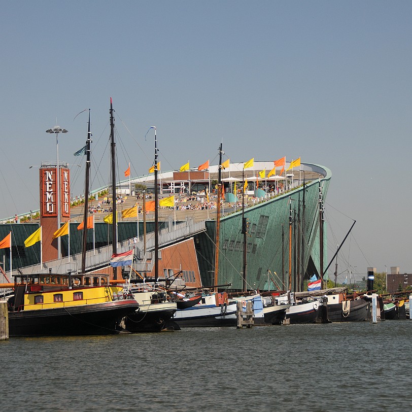 DSC_9340 Seit 1997 hat Amsterdam mit NEMO eine neue spektakuläre Attraktion. Es ist ein modernes öffentliches Zentrum für Wissenschaft und Technologie. Sie und Ihre...