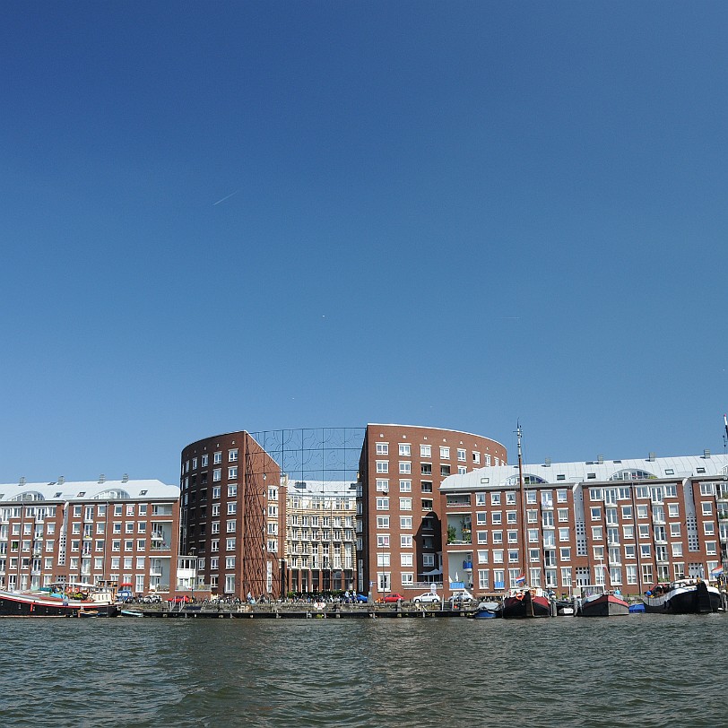 DSC_9312 Kolossales Gitter Barcelona besteht aus zwei rechteckigen Wohnblöcken mit insgesamt 325 Wohnungen. Das Gebäude ist in der Mitte rund. Der italienisch wirkende...