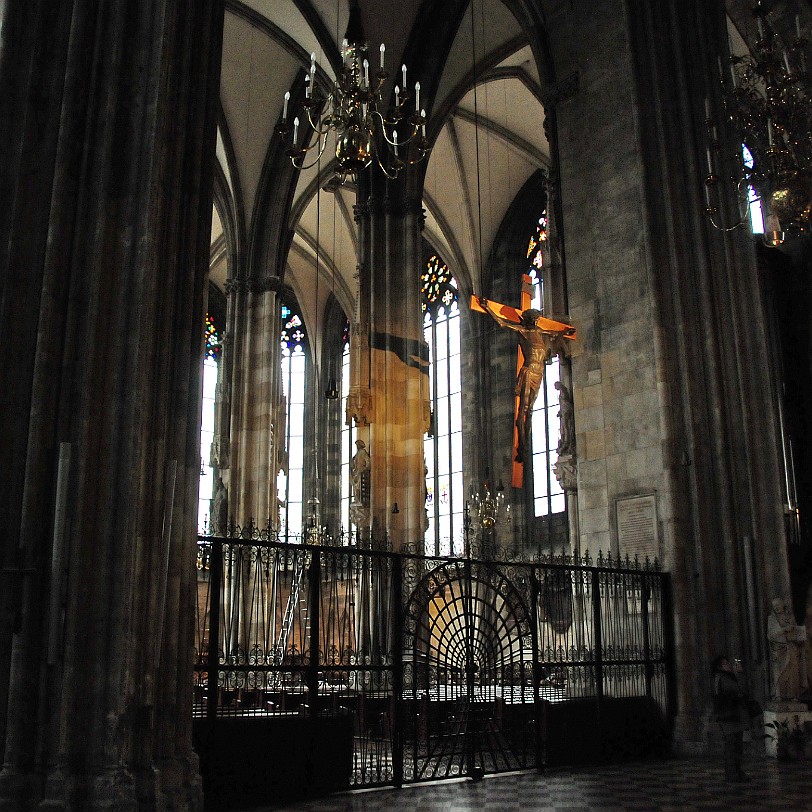 DSC_0812 Österreich, Wien, Stephansdom Das Langhaus des Domes ist dreischiffig, was ihn als Stadtpfarrkirche ausweist. Das Hauptschiff ist auf den Hauptaltar...