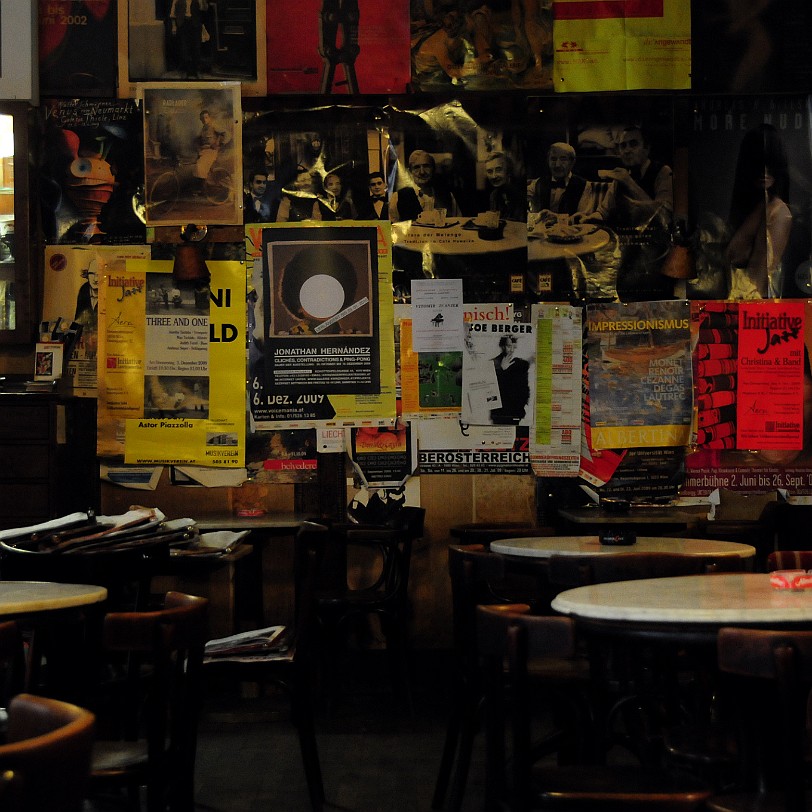 DSC_0865 Österreich, Wien, Cafe Hawelka Leopold Hawelka begann seine lange Karriere als Cafétier 1936 mit dem Café Alt Wien in der Bäckerstraße, aber im Mai 1939...