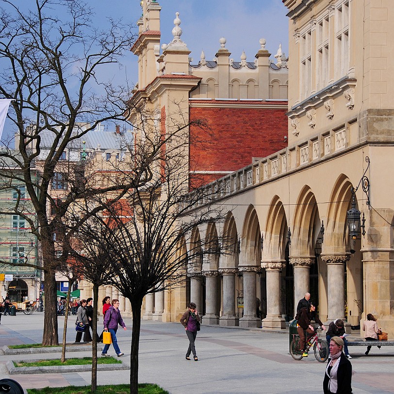2011-04 Krakau [049] In den Jahren 18751878 wurden die Tuchhallen gründlich nach dem Entwurf des Architekten Tomasz Prylinski umgebaut. An den Längsseiten wurden neugotische...