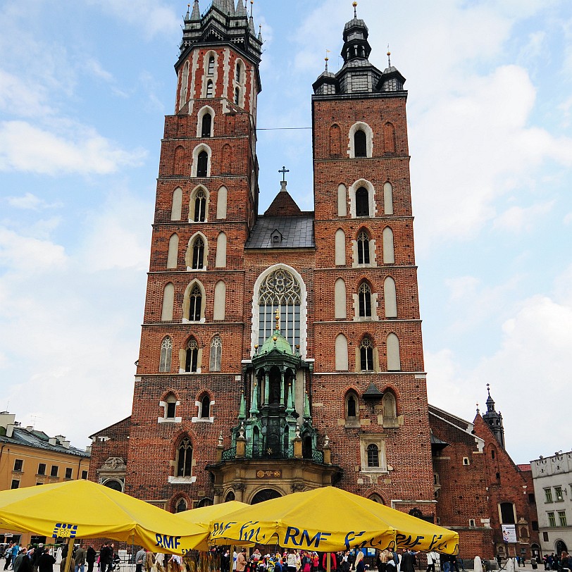 2011-04 Krakau [014] Die Marienkirche in Krakau, Polen, ist eine römisch-katholische Basilika und gehört aufgrund ihrer Geschichte, ihrer Architektur und ihrer Kunstschätze zu den...