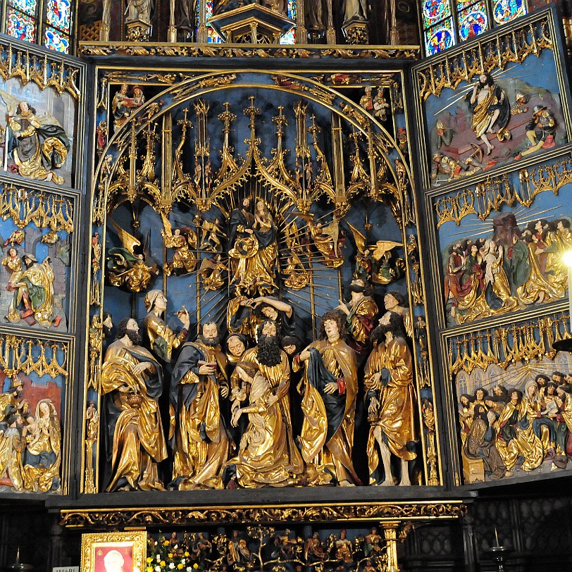2011-04 Krakau [125] Als bedeutendstes Kunstwerk gilt der Krakauer Hochaltar von Veit Stoß. Er ist der größte Altar Europas dieser Art und entstand in den Jahren 14771489,...