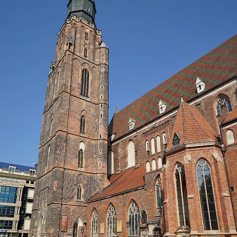 DSC03014 Vom Turm der gotischen Elisabeth-Kirche bietet sich ein phantastischer Blick auf die Altstadt. Sehenswert im Inneren sind die zahlreichen Epitaphen der...