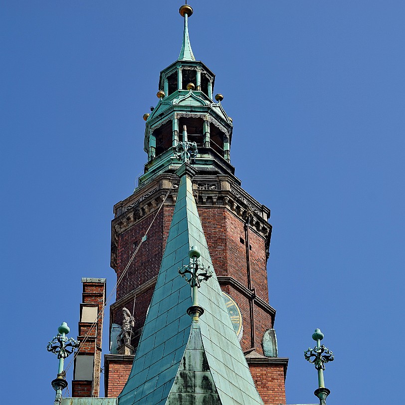 DSC03051 Die erste urkundliche Erwähnung des Rathauses stammt aus einer Mietrechnung für das Gebäude aus dem Jahr 1299. Dieser erste Bau hieß in der historischen Quelle...