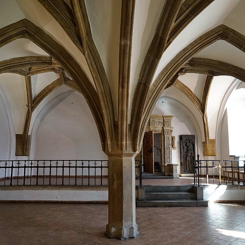 DSC03721 Der Gerichtssaal schließt direkt an die Bürgerhalle an. Er entstand bei der Erweiterung des Rathauses im 14. Jahrhundert. 1456 wurde die Balkendecke, getragen...