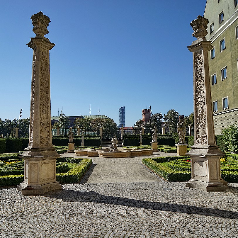 DSC03700 Der älteste Teil des Schlosses wurde 1719 als Residenz des bischöflichen Hofkanzlers Heinrich Gottfried von Spätgen erbaut. Als nach dem Ersten Schlesischen...