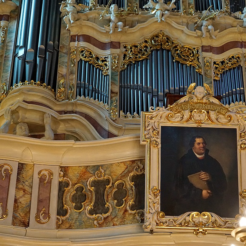 DSC03661 Gegenüber dem Altar auf der Westempore steht sie, beeindruckt durch ihre Größe und Präsenz und schweigt. 60 Register, verteilt auf drei Manuale und Pedal, mit...