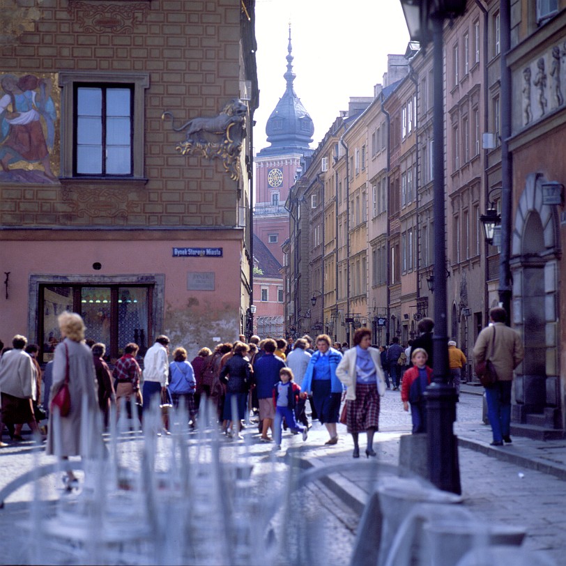 Warschau [004] Warschau, polnisch Warszawa, ist die Hauptstadt und die größte Stadt Polens. Nach Einwohnern gesehen ist die Stadt die achtgrößte der Europäischen Union. Sie...