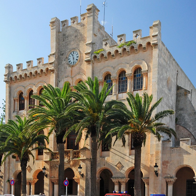 DSC_5008 Rathaus von Ciutadella, Der Sitz der Stadtgemeinde ist auf dem ehemaligen Alcassar der Stadt errichtet, von dem noch Reste zu besichtigen sind.