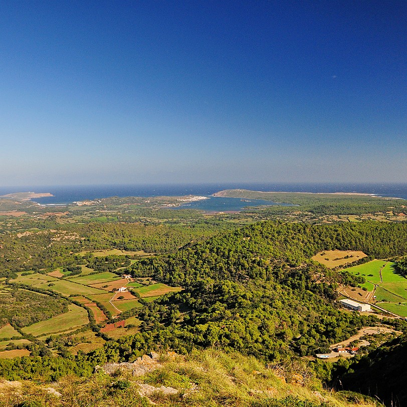 DSC_5186 Wie ein Igel mit Antennen und Spitzen besetzt, buckelt der Monte Toro (El Toro) seine 357 m aus der sonst nur leicht hügeligen Landschaft. Die höchste Erhebung...