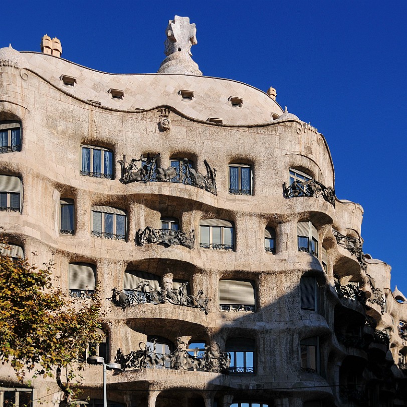 DSC_6021 Das Haus Milà, so die deutsche Übersetzung von Casa Milà, wurde von dem Architekten Antoni Gaudí von 1906 bis 1910 für die Milà-Familie in Barcelona errichtet....