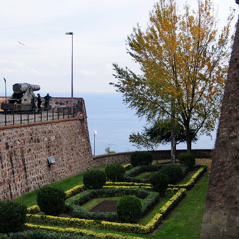 DSC_6473 Barcelonas Festung wirkte als Schutz des Hafens und der Stadt aber auch als Zwingburg fremder Herrschaft über die Stadtbewohner. Denn erst seit 2007 befindet...