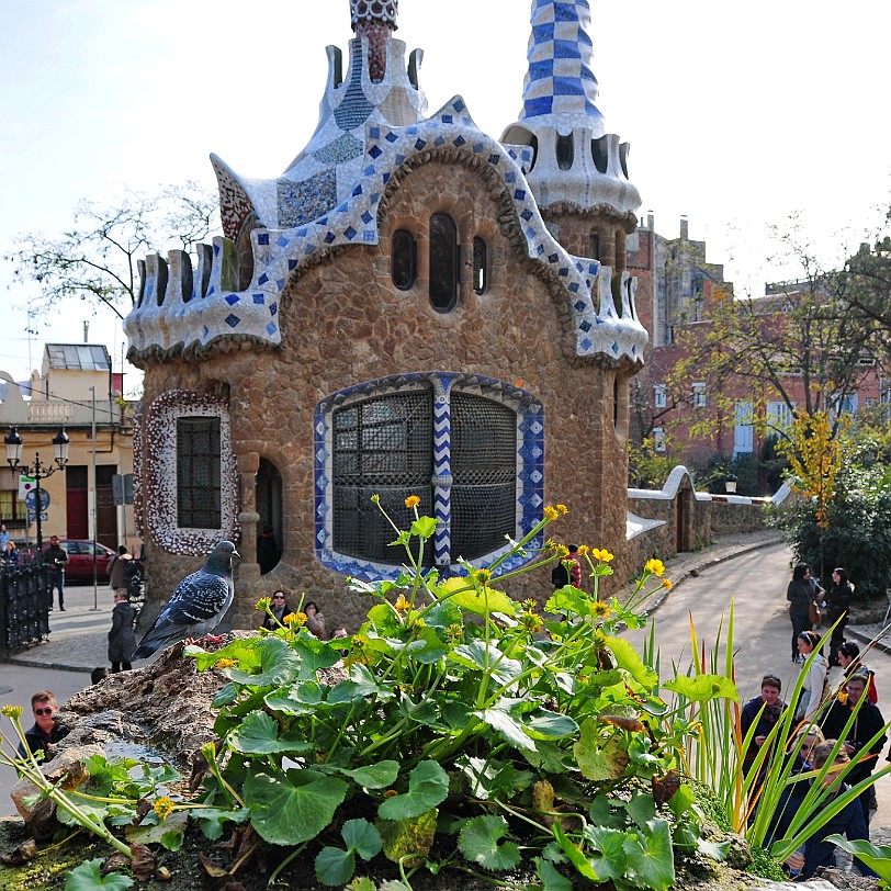 DSC_6198 Den Eingang des Parks bilden zwei Pförtnerhäuser mit markanten Zuckergussdächern. Daran anschließend führt eine große Freitreppe zum Terrassenplatz. Sie...