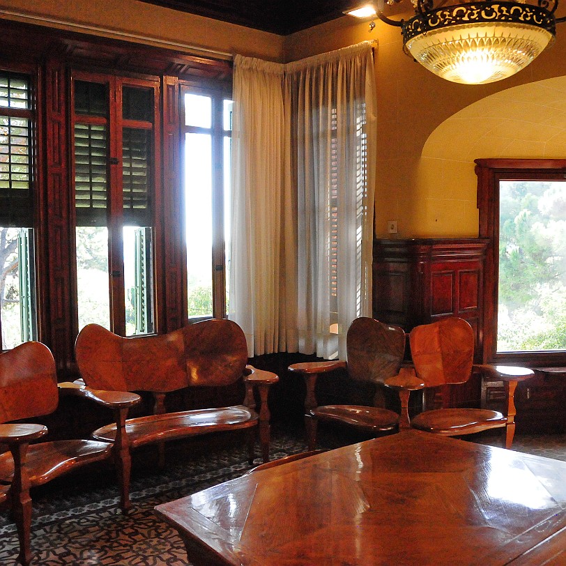 DSC_6251 Der Park beherbergt auch das Wohnhaus Gaudís, in dem er von 1906 bis zu seinem Tode 1926 lebte. Heute dient es als Museum für von Gaudí entworfene Möbelstücke...