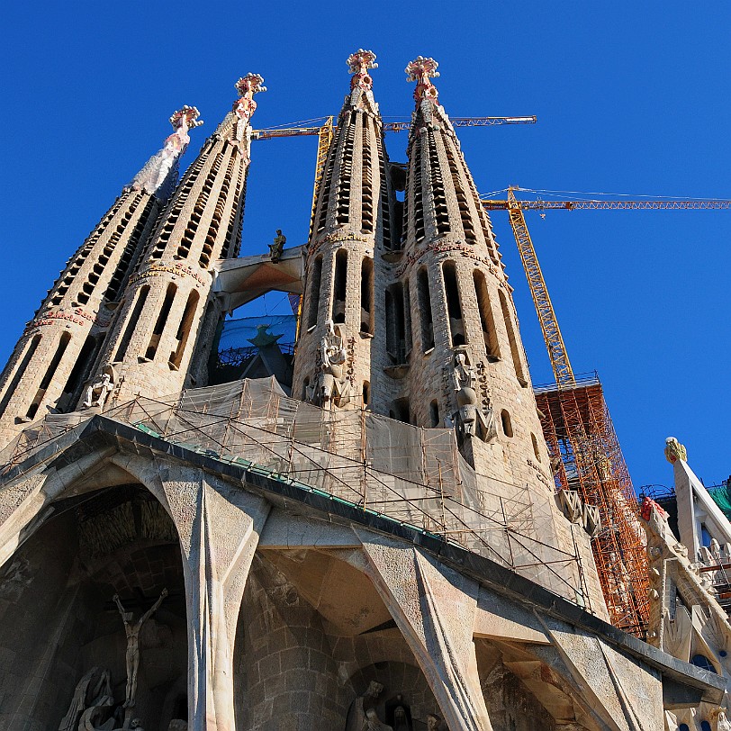 DSC_6032 Die Sagrada Família (vollständige Bezeichnung: Temple Expiatori de la Sagrada Família; dt. Sühnekirche der Heiligen Familie) ist eine römisch-katholische...