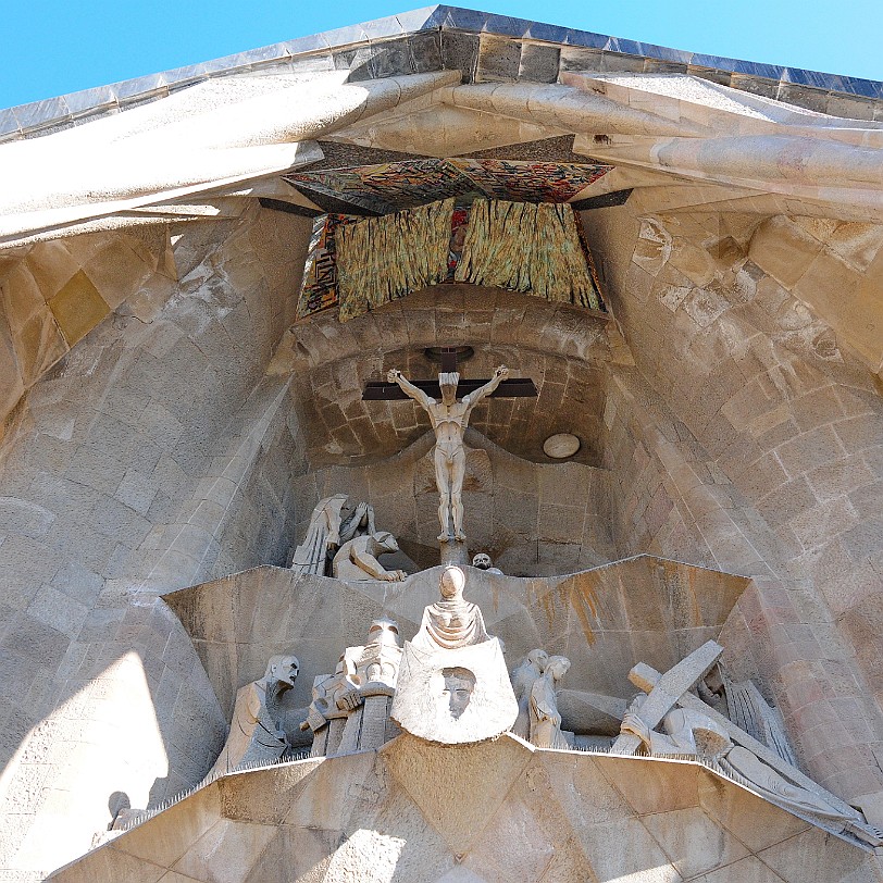 DSC_6047 Die Sagrada Família hat einen kreuzförmigen Grundriss. Das fünfschiffige Langhaus zeigt gegen Süden und misst bis zur Apsis am nördlichen Ende etwa 90 Meter. Es...