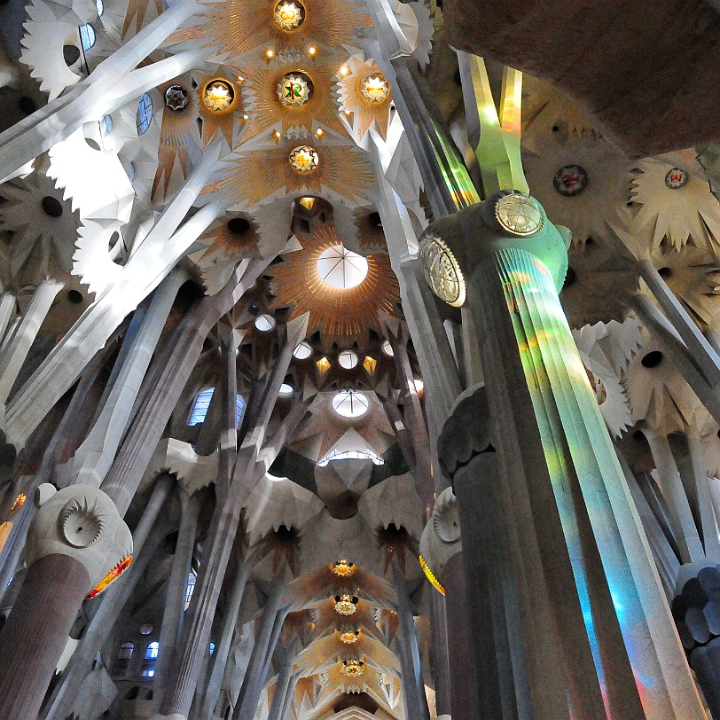 DSC_6048 Momentan besitzt die Sagrada Família zwei prunkvolle Schaufassaden. Diese befinden sich an beiden Enden des Querhauses. Im Osten liegt die so genannte...