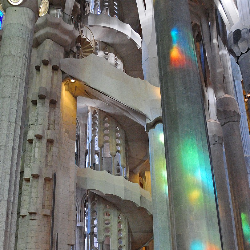 DSC_6052 Der Innenraum besitzt eine sehr große Gewölbehöhe: Die Seitenschiffe haben eine Höhe von 30 Metern, Haupt- und Hauptquerschiff eine Höhe von 45 Metern, die...