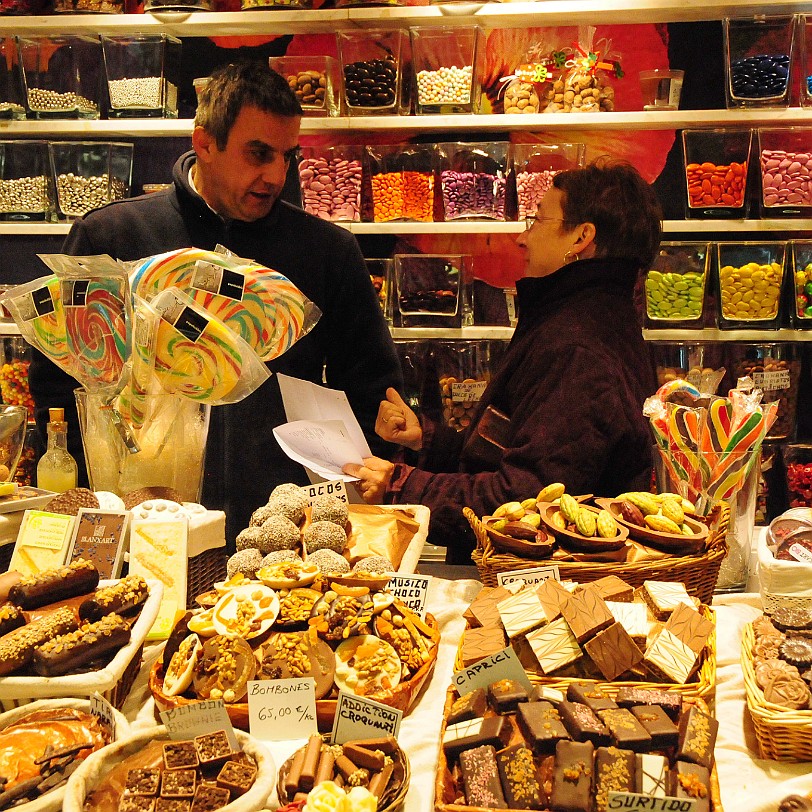 DSC_5719 Die Markthallen des Mercat de la Boqueria  auch Mercat de Sant Josep oder einfach La Boqueria genannt  liegen an der Straße La Rambla in Barcelona