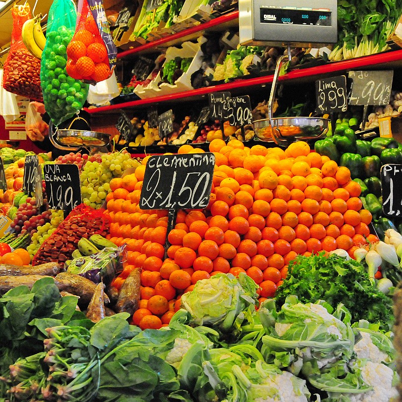 DSC_5726 Die Markthallen des Mercat de la Boqueria  auch Mercat de Sant Josep oder einfach La Boqueria genannt  liegen an der Straße La Rambla in Barcelona