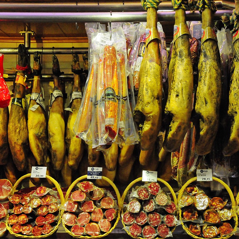 DSC_5735 Die Markthallen des Mercat de la Boqueria  auch Mercat de Sant Josep oder einfach La Boqueria genannt  liegen an der Straße La Rambla in Barcelona