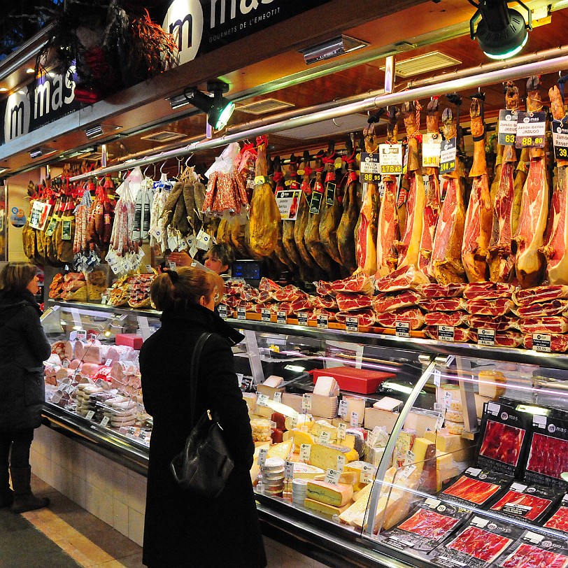 DSC_5737 Die Markthallen des Mercat de la Boqueria  auch Mercat de Sant Josep oder einfach La Boqueria genannt  liegen an der Straße La Rambla in Barcelona
