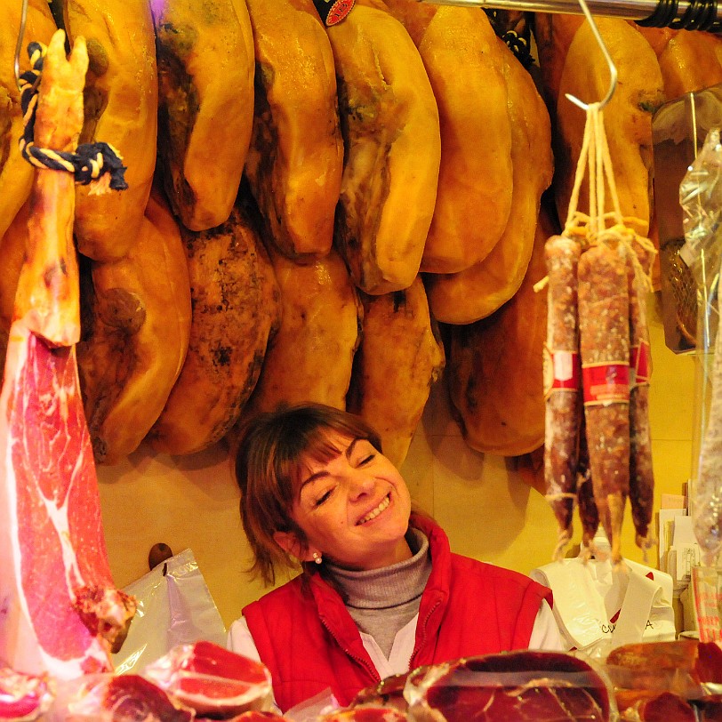DSC_5740 Die Markthallen des Mercat de la Boqueria  auch Mercat de Sant Josep oder einfach La Boqueria genannt  liegen an der Straße La Rambla in Barcelona