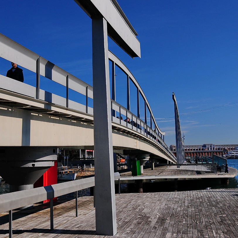 DSC_5851 Der Hafen beherbergt das moderne Freizeitzentrum und Einkaufszentrum Maremagnum, das nebst zahlreichen Diskotheken, Boutiquen, Kinos (unter anderem ein...