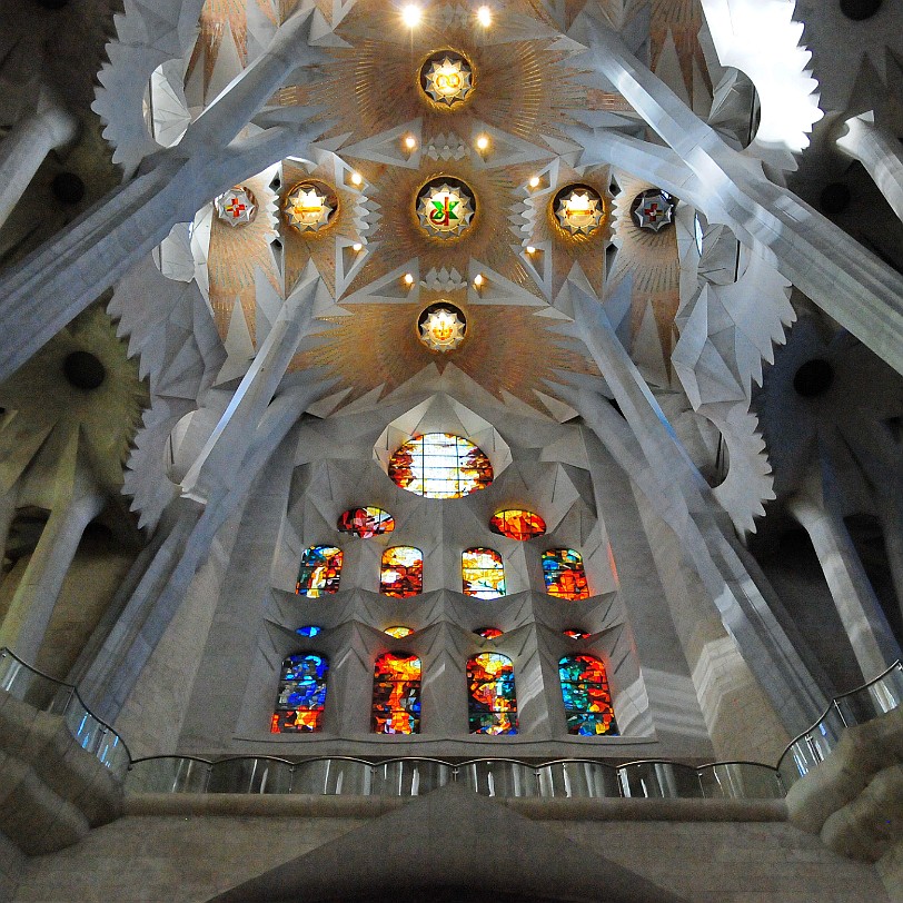 DSC_6056 Immer wieder regte sich vereinzelter Protest gegen bestimmte Einzelheiten am Bau. So kam beispielsweise schon 1893 Kritik auf, als Gaudí entschied, als erste...