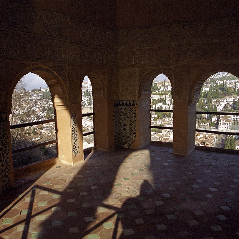 Granada [03] Der Alhambra genannte Baukomplex ist eine für das Mittelalter typische Kombination aus einer befestigten Oberstadt mit einer auch gegen diese selbst noch extra...